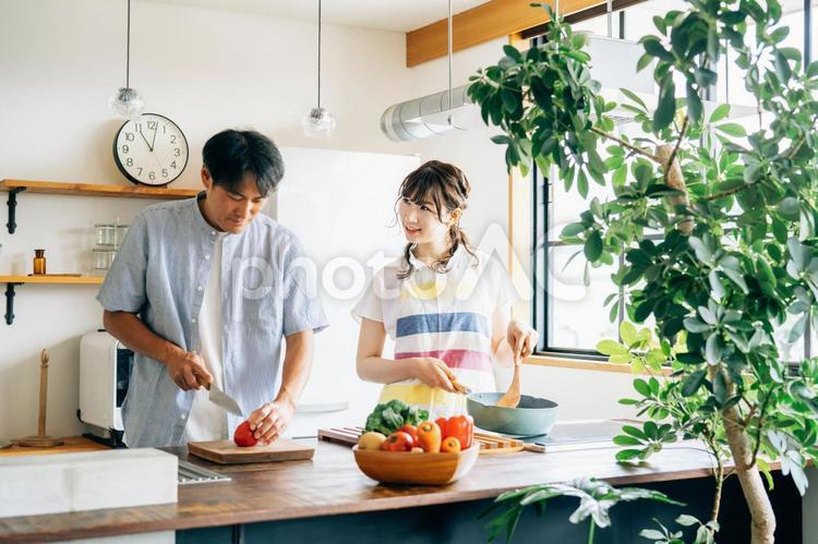 一緒に料理を作る男女（夫婦） 家事分担,料理,共働きの写真素材