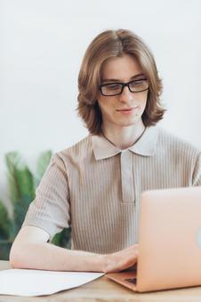 テーブルでノートパソコンを使う男性 男性,外国人,欧米人の写真素材