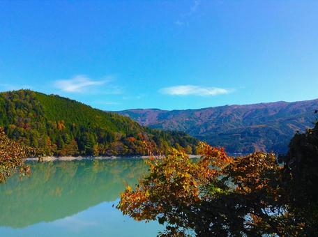 山奥の湖、秋 井川湖,湖,エメラルドグリーンの写真素材