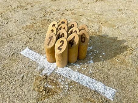 朝日を浴びるモルックのピン2 モルック,molkky,フィンランドの写真素材