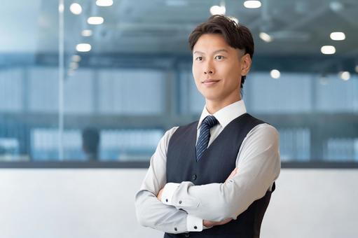 腕組みをして微笑む男性ビジネスマン 腕組みをして微笑む男性ビジネスマン 男性,腕組み,微笑むの写真素材