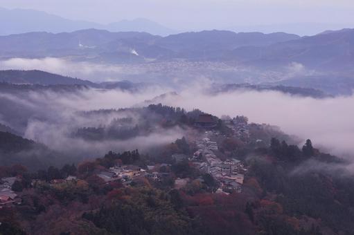 吉野山の風景 紅葉,秋,吉野山の写真素材