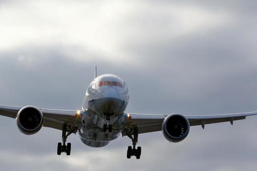 曇り空背景｜着陸｜飛行機シルエット 飛行機,航空機,旅客機の写真素材