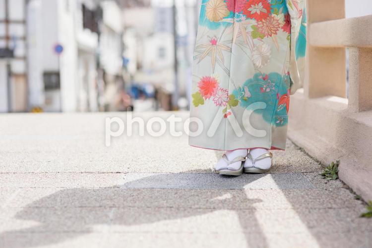橋を歩く振袖の女性 成人式,草履,振袖の写真素材