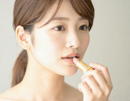 リップを塗る女性 リップを塗る女性の写真