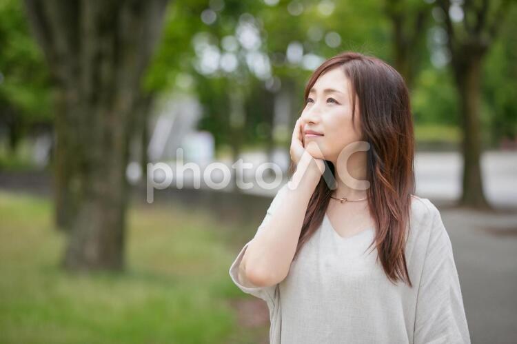 緑の中にいる女性 美容,女性,ヘアケアの写真素材