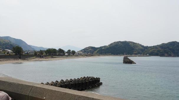 敦賀駅から横浜へ行く途中の海岸 敦賀駅から横浜へ行く途中の海岸の写真