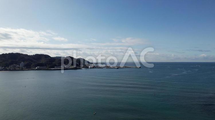 夏の海岸からみる青空と青い海と漁港 海,雲,港の写真素材