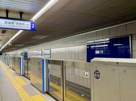 地下鉄四つ橋線なんば駅2番のりば なんば駅,なんば,難波の写真素材