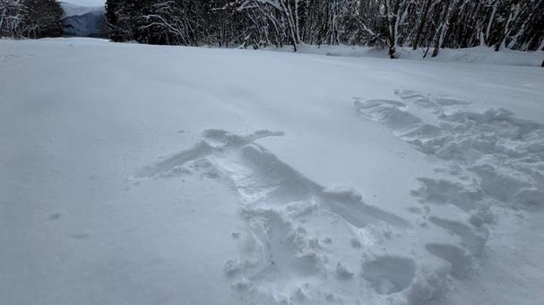 雪道で見つけた人型 人型,雪,銀世界の写真素材