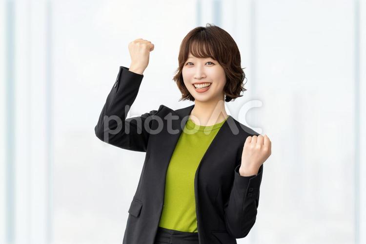 ガッツポーズをする女性・ビジネスウーマン 女性,ガッツポーズ,笑顔の写真素材