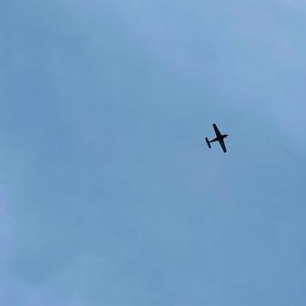 航空自衛隊機 飛ぶ 航空自衛隊機 飛ぶ 飛行機,プロペラ機,初等訓練機の写真素材