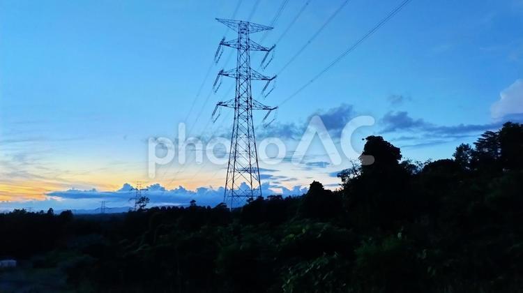 夕暮れと鉄塔（高圧電線） 夕暮れ,空,7月の写真素材