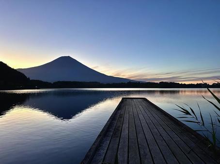 夜明けの富士山 夜明けの富士山 富士山,田貫湖,湖の写真素材
