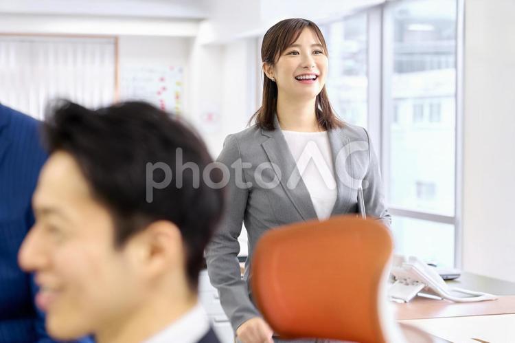歩くビジネスウーマン　オフィス　会社 ビジネスウーマン,笑う,歩くの写真素材