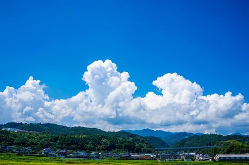夏の青空と入道雲 夏の青空と入道雲 青空,街並み,入道雲の写真素材