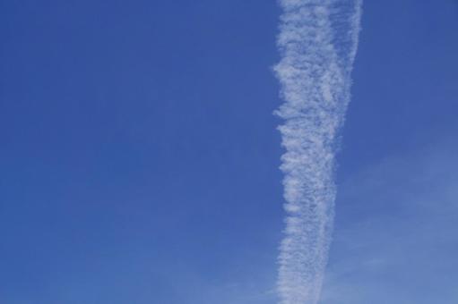 青空と飛行機雲 青空と飛行機雲の写真