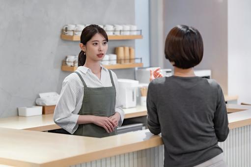 クレームを受ける女性 クレームを受ける女性 謝罪,クレーム,カフェの写真素材