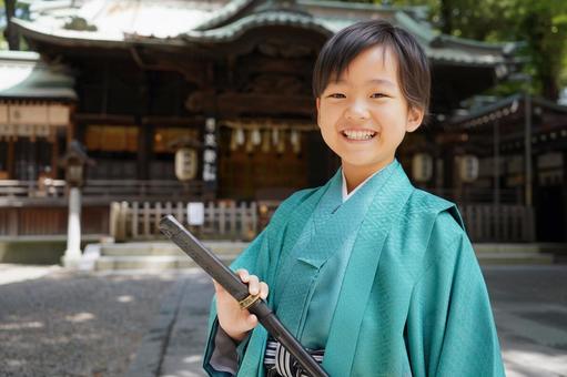 七五三の着物姿の5歳の日本人の男の子の写真