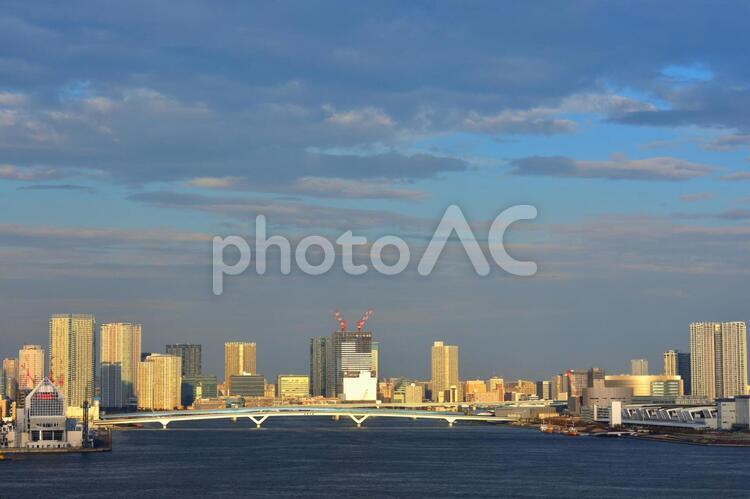 ビルと海と夕焼け空 大都会の夕焼け,ビル群の夕焼け,イメージの写真素材