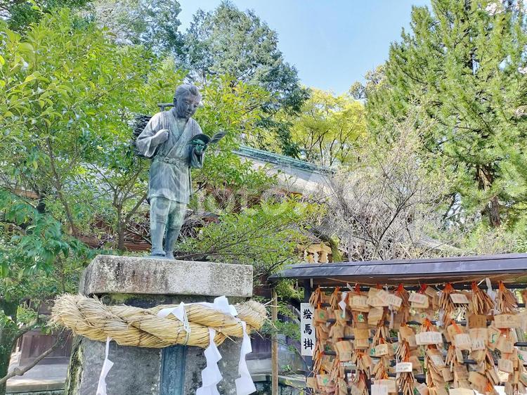 報徳二宮神社　二宮尊徳ブロンズ像と絵馬掛 報徳二宮神社,二宮尊徳,二宮金次郎の写真素材