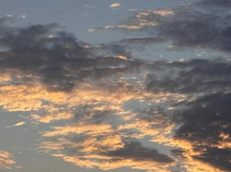 黒雲が晴れていく朝の空 黒雲が晴れていく朝の空の写真