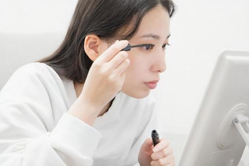 マスカラを塗る女性 マスカラ,化粧,メイクの写真素材