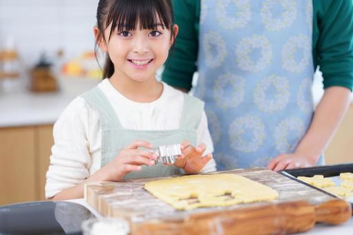 親子でクッキーを作るキッチンの風景 女の子,日本人,型抜きの写真素材