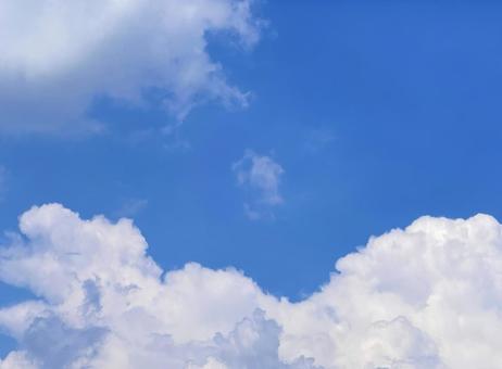 雲のある青い空 雲のある青い空の写真