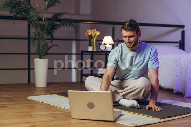 座ってパソコンを見る男性 男性,ヒゲ,ヨガの写真素材