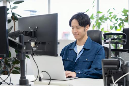 オフィスで仕事をする若い男性エンジニア オフィスで仕事をする若い男性エンジニア エンジニア,設計士,技術者の写真素材