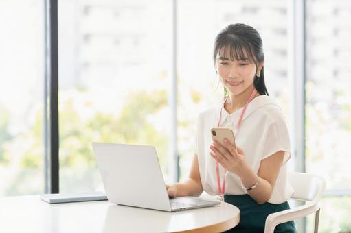 オフィスで働く若いビジネスウーマン オフィスで働く若いビジネスウーマン 女性,20代,若いの写真素材