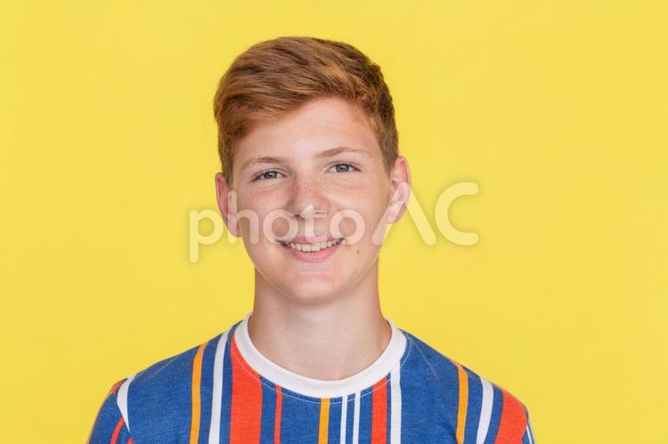 笑顔な男の子のアップ 男の子,笑顔,カメラ目線の写真素材