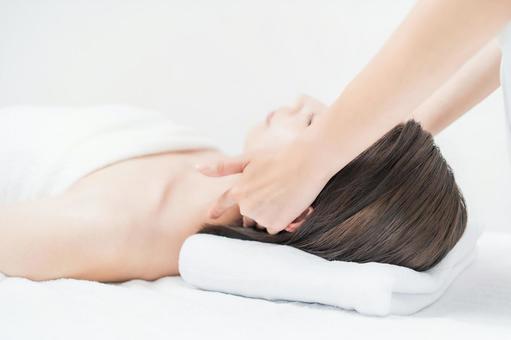 A young woman whose head is massaged at an esthetic salon, female, beauty, salon, JPG