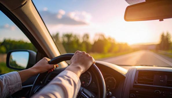 車を運転するドライバーの手 車を運転するドライバーの手の写真
