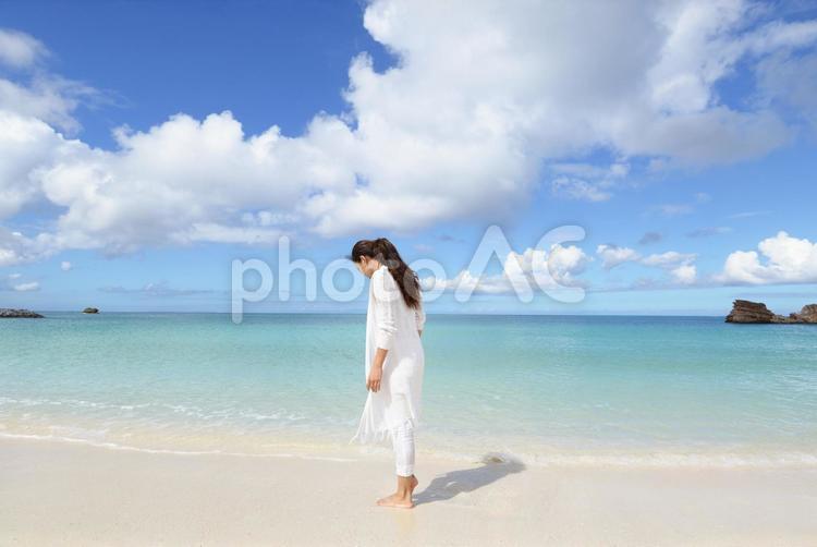 南国沖縄の美しいビーチで寛ぐ女性 女性,女,沖縄の写真素材