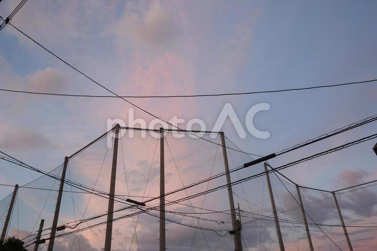 グラウンドが見える夕方の景色 茜空,夕暮れ,青空の写真素材