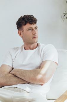 椅子に座って腕組みして横を向いている男性 男性,外国人,欧米人の写真素材