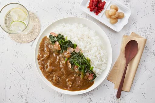 カレーライス ほうれん草とベーコン カレーライス ほうれん草とベーコンの写真
