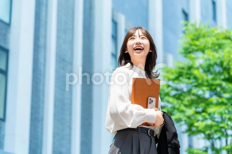 屋外を歩く笑顔の女性・ビジネスウーマン 女性,歩く,夏の写真素材