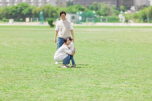 ママに抱きつく子供 ママに抱きつく子供 人物,家族,女性の写真素材