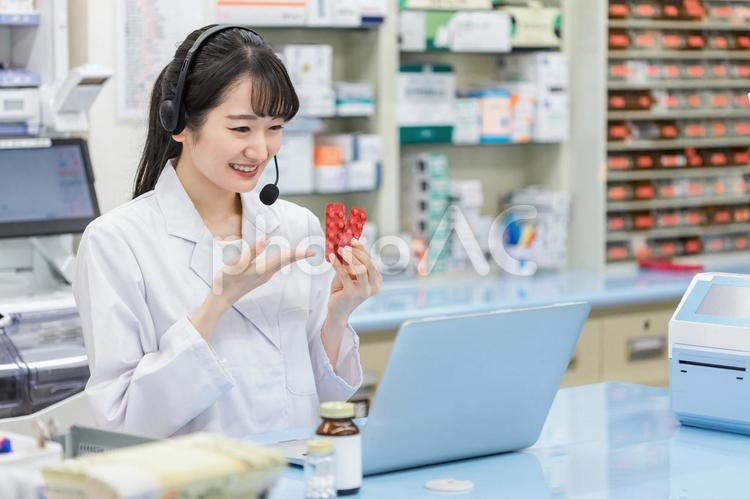 病院・薬局でオンライン服薬指導する薬剤師 薬剤師,薬局,オンライン服薬指導の写真素材