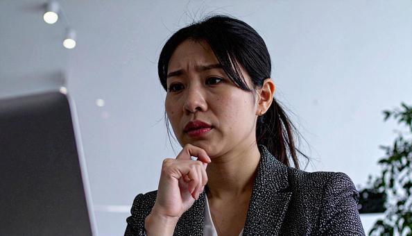 考えごとをする若い女性・ビジネスウーマン 考えごとをする若い女性・ビジネスウーマンの写真
