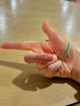 右手で輪ゴム銃を作る 輪ゴム,ピストル,右手の写真素材