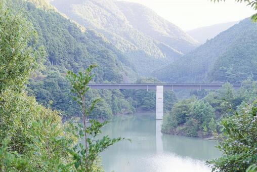 雄大な山々と美しい橋の風景 橋,bridge,ダム湖の写真素材