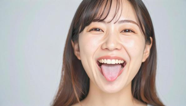舌を出して笑顔の日本人女性 舌を出して笑顔の日本人女性の写真