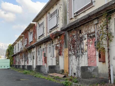 似た建物が立ち並ぶ住宅街 文化住宅,ゴーストタウン,廃墟の写真素材