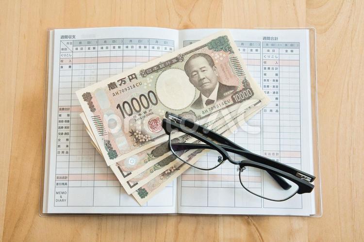 家計簿と現金とめがね 貯蓄,キャッシュレス,預金の写真素材
