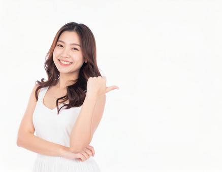 ポイントを指差す笑顔の女性 ポイントを指差す笑顔の女性の写真