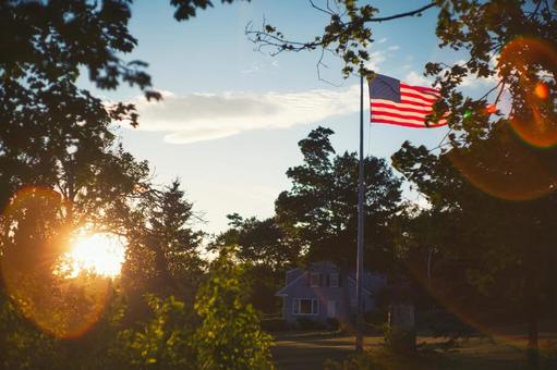 夕陽を浴びるアメリカ国旗 夕陽を浴びるアメリカ国旗 米国,国旗,政治の写真素材